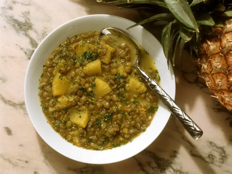 Linsensuppe mit Ananas