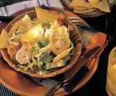 Blattsalat mit Avocado, Tomaten und Shrimps