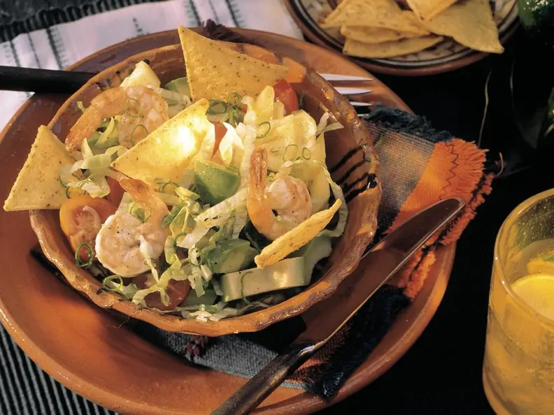 Blattsalat mit Avocado, Tomaten und Shrimps