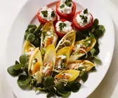 Salatplatte mit gefüllten Tomaten