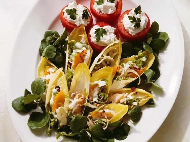 Salatplatte mit gefüllten Tomaten