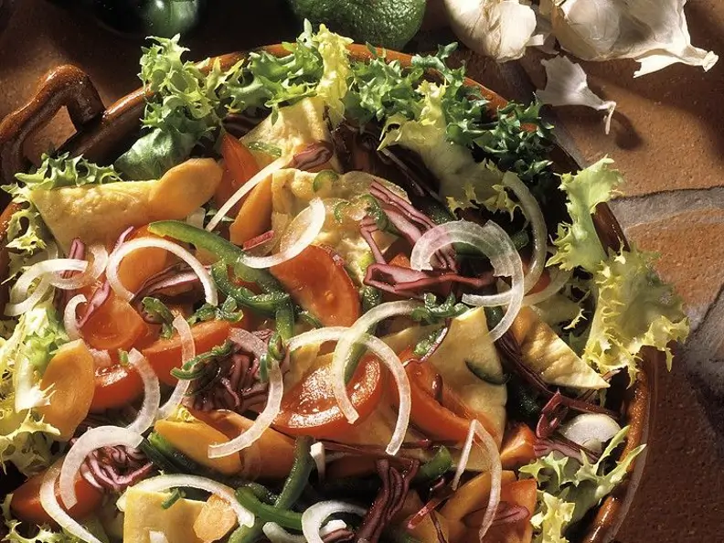 Bunt gemischter Salat mit Omelett