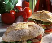 Baguette-Brötchen mit Grillgemüse und Thunfisch
