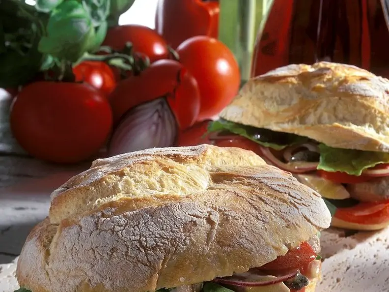 Baguette-Brötchen mit Grillgemüse und Thunfisch