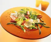 Grüner Spargel-Spinatsalat mit Erdbeeren und Mozzarella