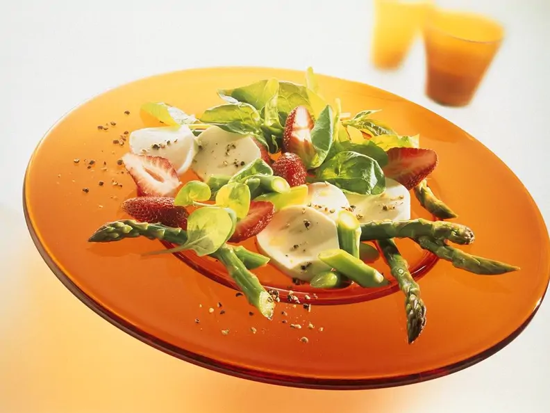 Grüner Spargel-Spinatsalat mit Erdbeeren und Mozzarella