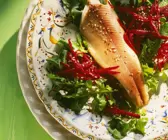 Rote Bete-Salat mit Rucola und Räucherfisch
