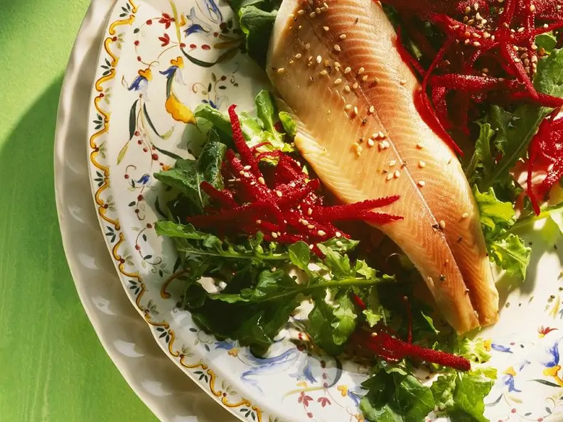 Rote Bete-Salat mit Rucola und Räucherfisch