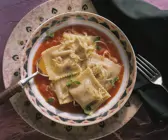 Maultaschen mit Sauerkraut in Tomatensuppe