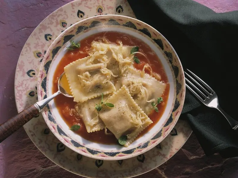 Maultaschen mit Sauerkraut in Tomatensuppe