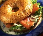 Lachs-Frischkäse-Bagel mit Zwiebeln