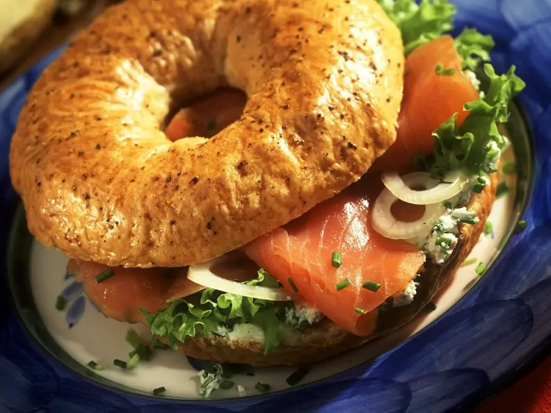 Lachs-Frischkäse-Bagel mit Zwiebeln