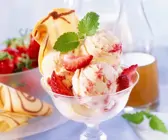 Erdbeer-Eis mit Holunderblütensirup und Waffelhippe