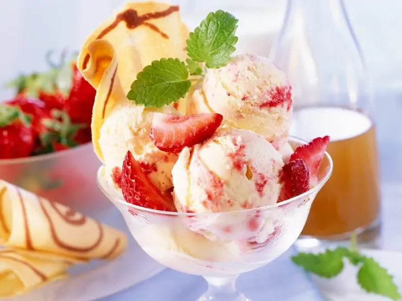Erdbeer-Eis mit Holunderblütensirup und Waffelhippe