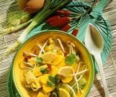 Zitronensuppe mit Hähnchen mit Kartoffeln und Sojasprossen