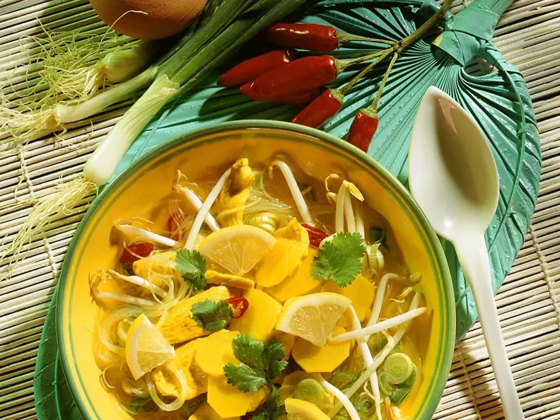 Zitronensuppe mit Hähnchen mit Kartoffeln und Sojasprossen