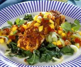 Lachsschnitte vom Grill mit Mangold und Mangosalsa