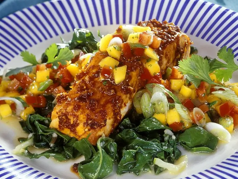 Lachsschnitte vom Grill mit Mangold und Mangosalsa