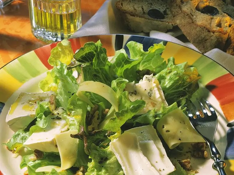 Blattsalat mit dreierlei Käse