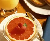 Frühstück mit Grapefruit und Brot