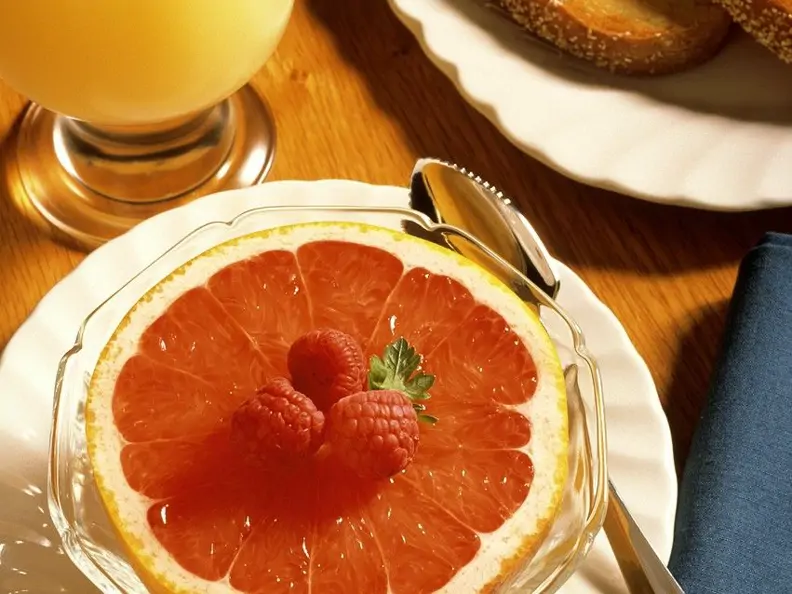 Frühstück mit Grapefruit und Brot