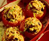 Mit Reis gefüllte gebackene Tomaten