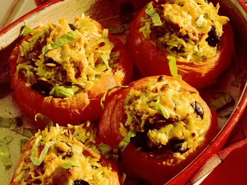 Mit Reis gefüllte gebackene Tomaten