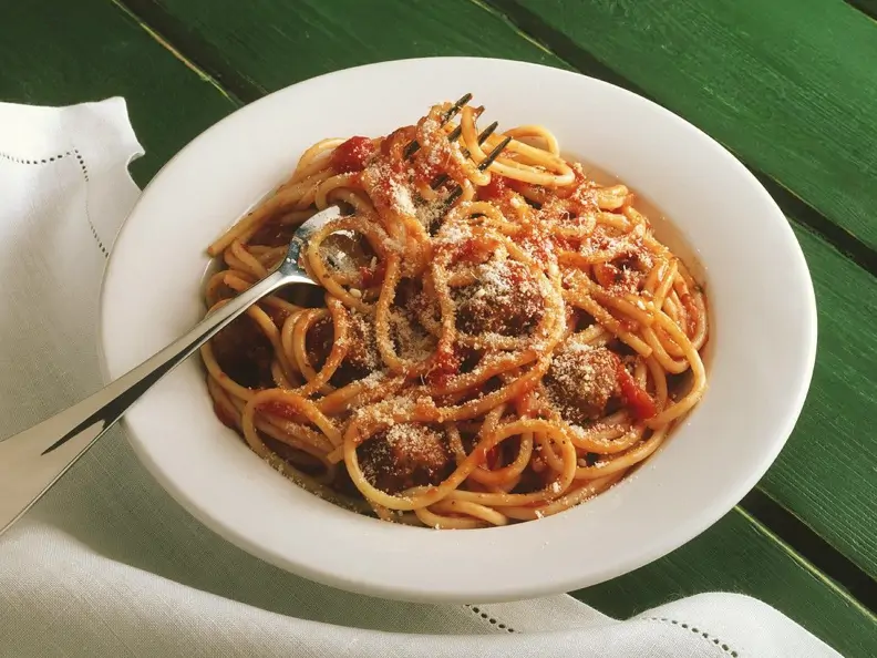 Pasta mit Fleischbällchen und Tomatensauce