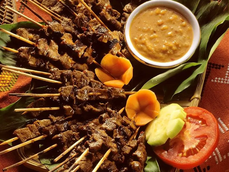 Saté-Spieße mit Erdnussdip