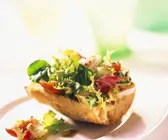 Weißbrot mit Salat belegt
