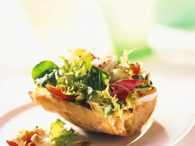 Weißbrot mit Salat belegt