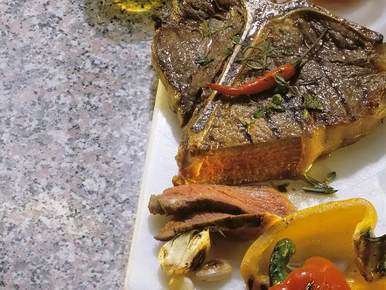 Gegrilltes Steak mit Tomatensalsa