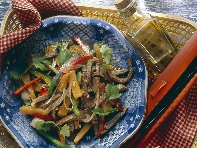 Scharfer Rindfleisch-Gemüsesalat