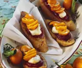 Gebratene Baguettescheiben mit Chutney