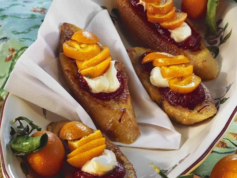 Gebratene Baguettescheiben mit Chutney