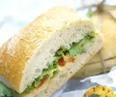Hummus-Sandwich mit Salatblättern