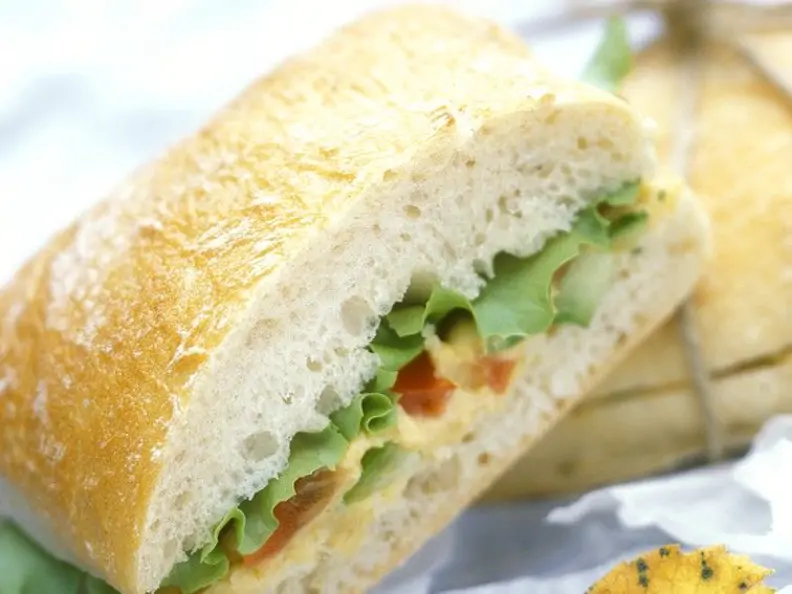 Hummus-Sandwich mit Salatblättern