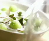 Kalte Kokossuppe mit Gurke