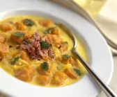 Kokos-Kürbissuppe mit Salsa