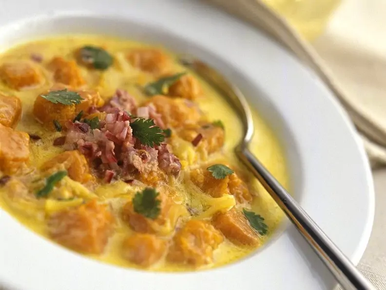 Kokos-Kürbissuppe mit Salsa