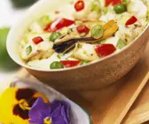 Kokossuppe mit Meeresfrüchten
