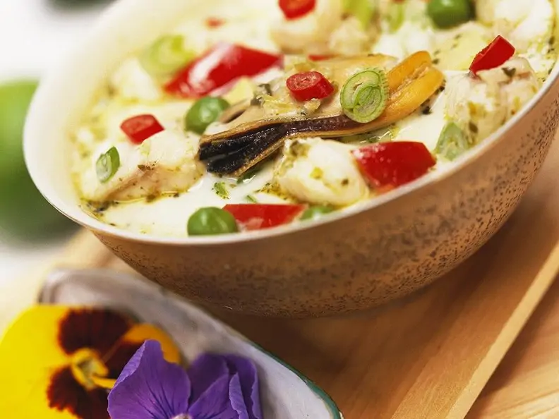 Kokossuppe mit Meeresfrüchten
