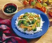 Reis mit Gemüse und Tofu