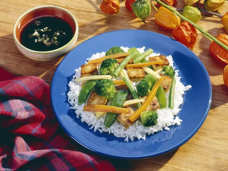 Reis mit Gemüse und Tofu