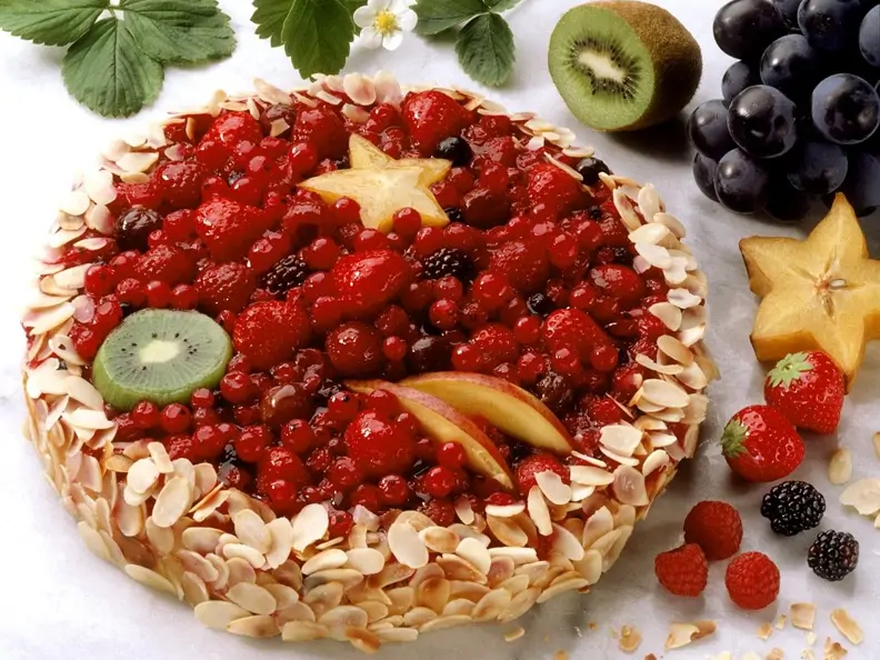 Beeren-Vanille-Mandel-Torte
