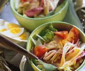 Gemischter Salat mit Ei, Pute und Cocktailsauce