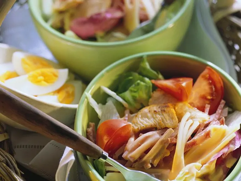Gemischter Salat mit Ei, Pute und Cocktailsauce