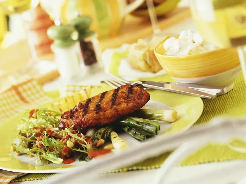 Gemischter Salat mit Schnitzel