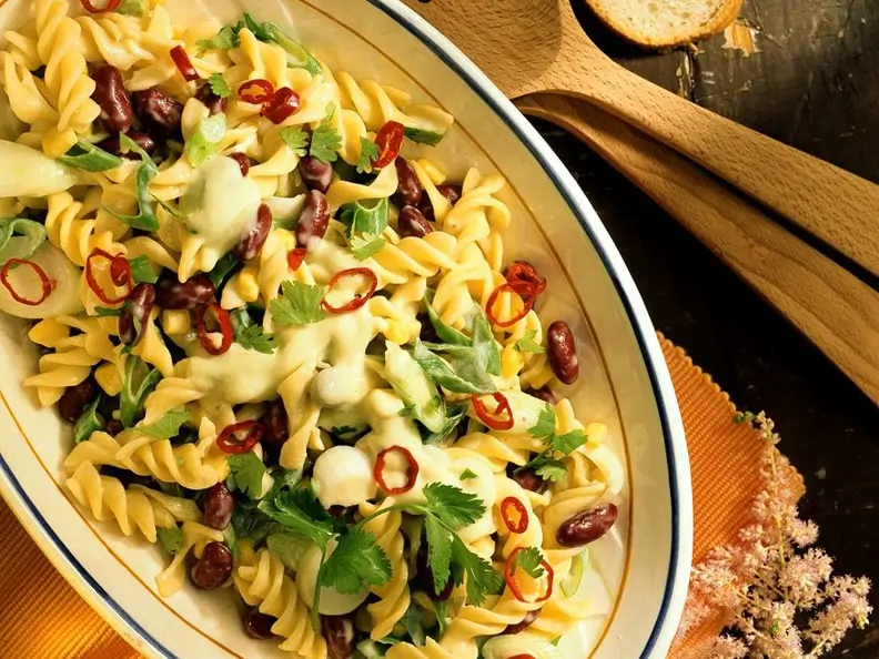 Nudelsalat mit Bohnen, Chili und Avocado