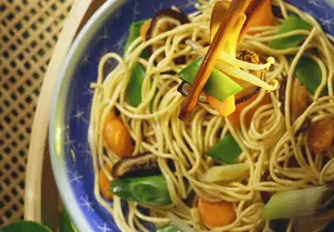 Chinesische Bratnudeln mit Gemüse